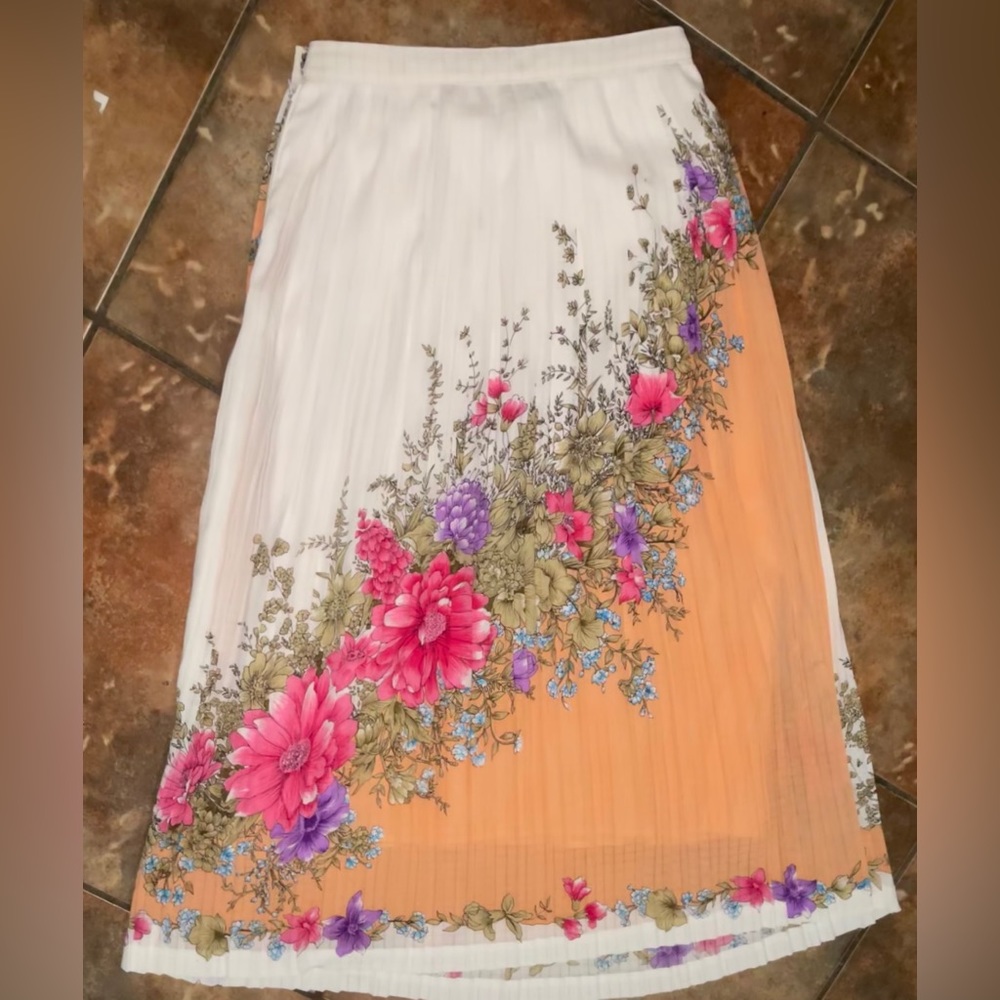 Vintage floral maxi skirt with tiny pleats